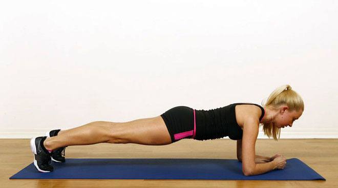 Упражнение уникально тем, что без приспособлений и тренажеров прорабатывает одновременно мышцы пресса, плечевого пояса, рук, спины, ног, ягодицы.