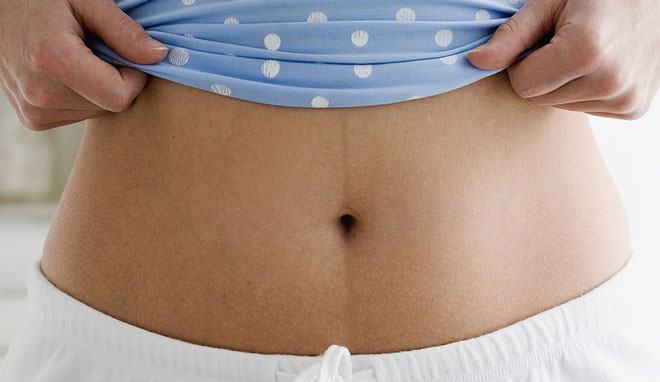 Основной причиной появления пигментных линий на животе после беременности является изменение гормонального фона.