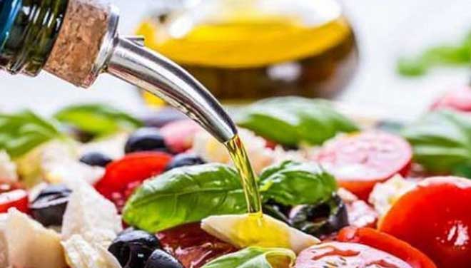 Средиземноморская диета стала популярна во всем мире благодаря ее влиянию на здоровье.