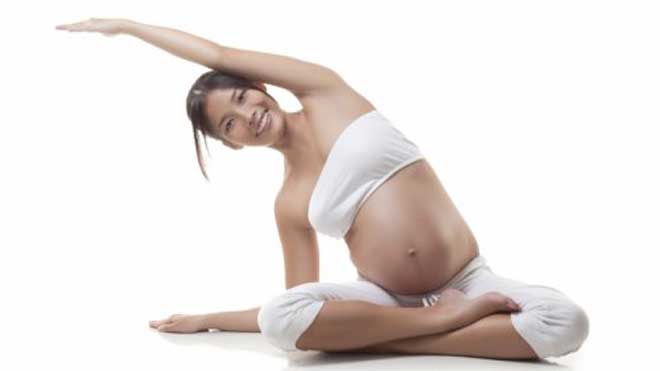 Йога и беременность на ранних сроках прекрасно сочетаются. Лучше всего записаться на специальные курсы для беременных женщин при центрах йоги.
