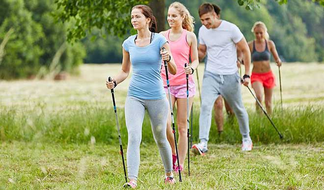 При скандинавской ходьбе в умеренном темпе палки позволят не только снизить нагрузку на ноги и спину, но и выжать из тренировки максимум.